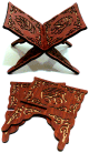 Porte Coran en bois luxueux sculpte en style arabesque de couleur acajou (25 x 33 cm) - 2 pieces