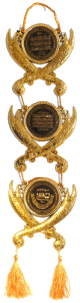 Cadre dore constitue de 3 parties ovales contenant : Sourate Al-Fatiha, Sourates Yassin et Ayat Koursi