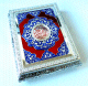 Coffret metallique argente de luxe pour Coran avec jolies decorations colorees (rouge et bleu)