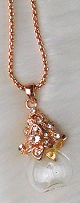Chaine doree avec bijoux pendentif sous forme de mini bouteille de parfum (collier cosmetique)
