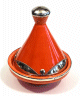 Tajine moyen decoratif marocain de couleur orange en poterie cercle de metal argente