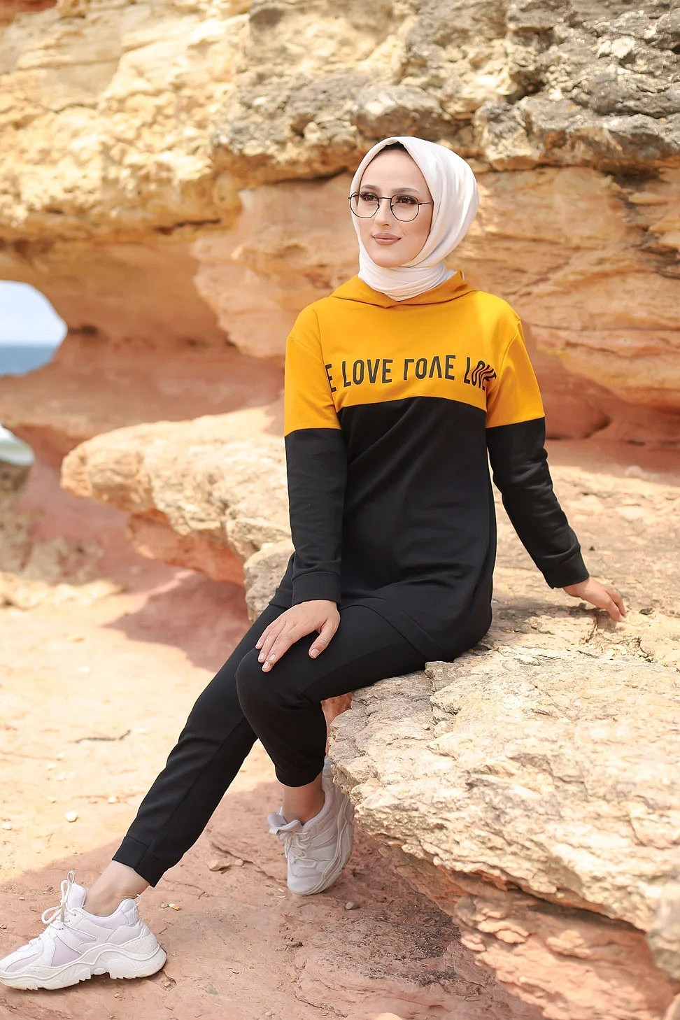 Amelis - Ensemble Survêtement bi-couleur à capuche pour femme voilée (Hijab  Sport Ootd - Boutique en ligne) - Couleur Mauve Sélectionner la taille XS