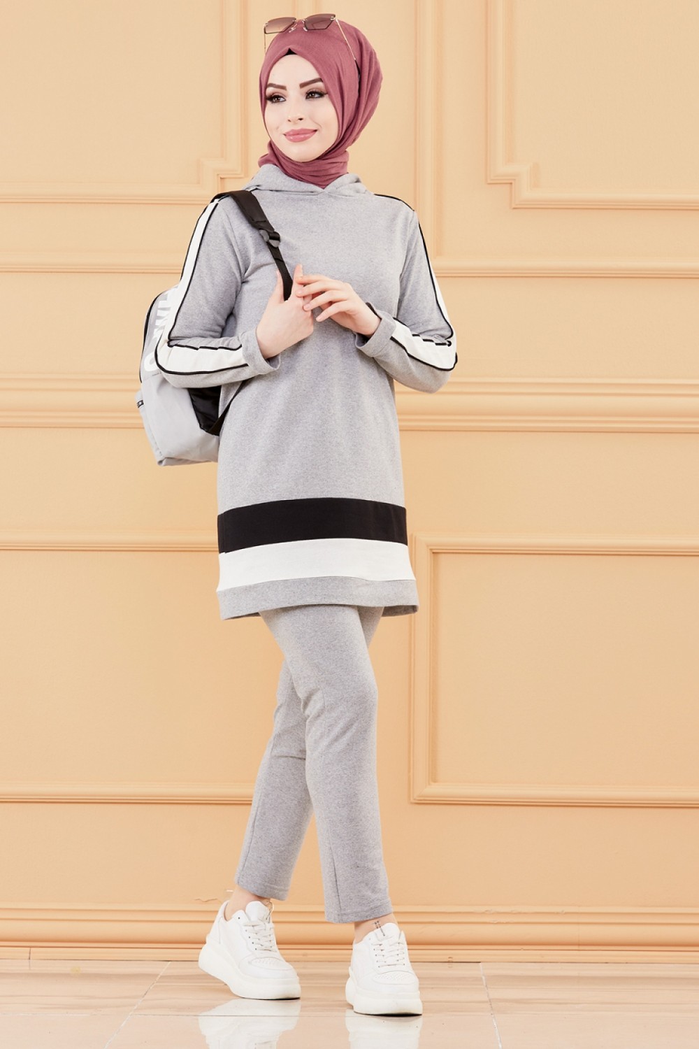 Ensemble de sport deux pièces (Pantalon jogger et Tunique) pour femme  voilée - Survêtement à 3 couleurs : kaki, noir et blanc