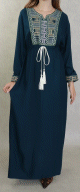 Robe femme moderne brodee avec un lien a la taille - Couleur bleu canard